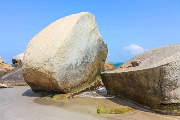 Plage des Caraïbes avec de gros rochers dans le parc national de Tayrona, Colombi — Photo