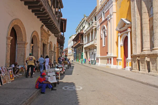 Menschen auf der Straße einer ummauerten Stadt in Cartagena, Kolumbien. historisch — Stockfoto