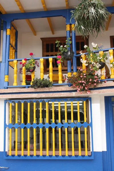 Belles maisons coloniales, peintes avec des couleurs vives, dans la st — Photo