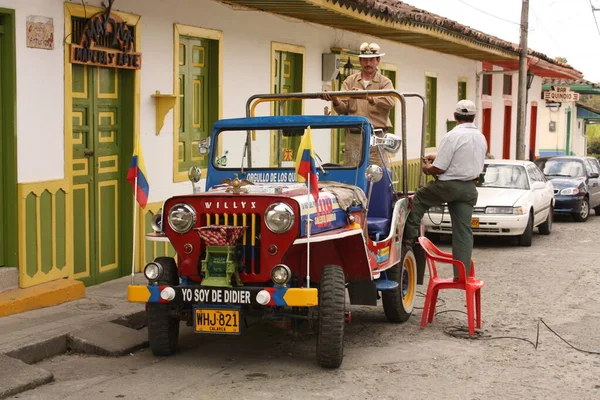 Rij Willys jeeps in het Salento-plein, Colombia wachtend tot t — Stockfoto