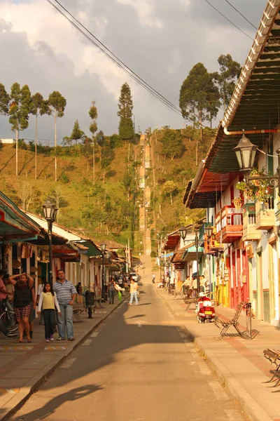 Streets with beautiful colonial houses, painted with bright colo — Stock Photo, Image