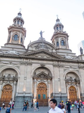 Santiago Metropolitan Katedrali, Armas meydanında. Bu t