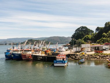 Valdivia Nehri ağzında Dock, balıkçı tekneleri demirile
