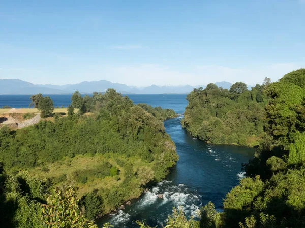 Nacimiento del Río Bueno, dejando el Lago Ranco. En la región de Los — Foto de Stock