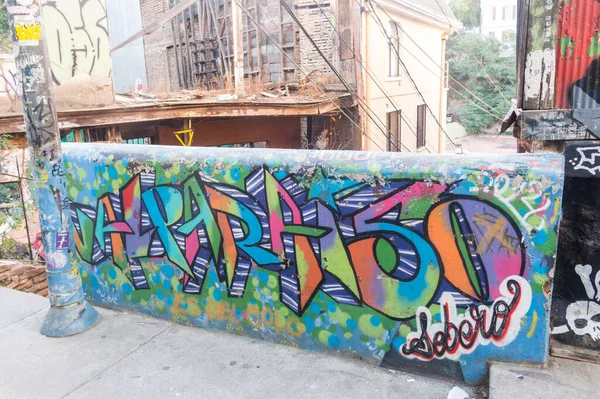 House covered under colorful graffiti in Valparaiso, Chile. — Stock Photo, Image