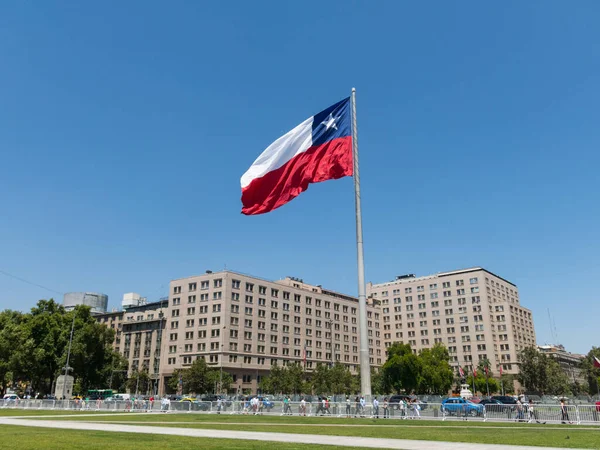 Chile, chůze v blízkosti obří vlajku na Avenida La Alameda s — Stock fotografie