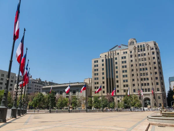 Banderas chilenas ondeando en la Plaza de la Constitución, en el centro — Foto de Stock