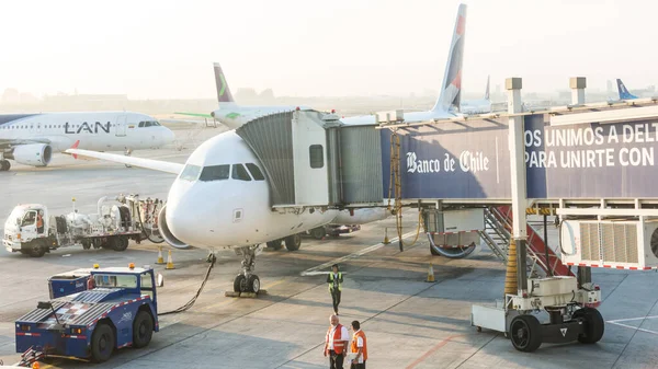 A airplane in Santiago de Chile International airport. Arturo Me — Stock Photo, Image