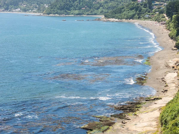 Beach lovers facing the Pacific Ocean from the fort of Niebla vi — Stock Photo, Image