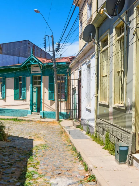 Malá starožitná ulička ve staré oblasti Valparaisa. Chile — Stock fotografie