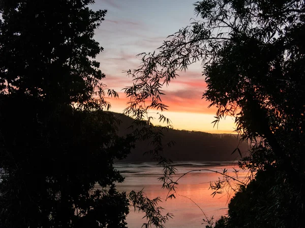 Puesta de sol en la desembocadura del río Valdivia, cerca de la ciudad de la —  Fotos de Stock