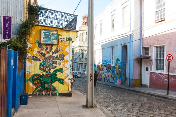 Cena urbana, com pessoas caminhando, pelas ruas de Valpara — Fotografia de Stock