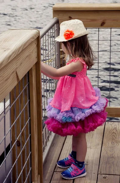 parkta yürümeye başlayan çocuk kız