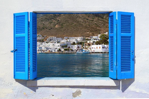 シフノス島の伝統的なギリシャの窓から海の眺め — ストック写真