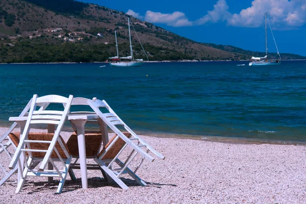 Tavolo Sedie Sulla Spiaggia Grecia — Foto Stock