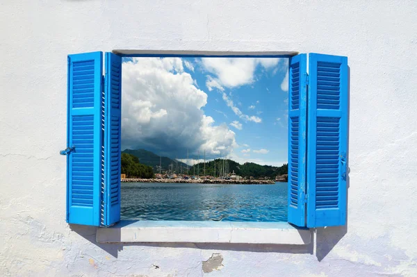 Meerblick Durch Traditionelles Griechisches Fenster Stockfoto