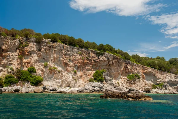 洞穴和岩层由希腊米洛斯岛上的 Sarakiniko — 图库照片