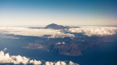 Tenerife Adası ve Mount Teide Yanardağı, havadan görünümü