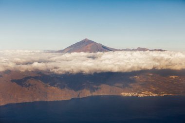 Tenerife Adası ve Mount Teide Yanardağı, havadan görünümü