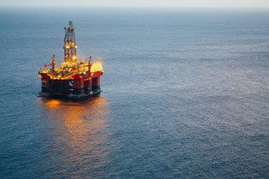 Offshore Petrol ve gaz platformu ile aydınlatma