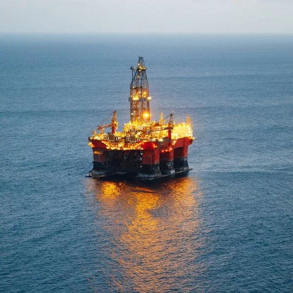 Offshore Olja Och Gas Plattform Med Belysning — Stockfoto