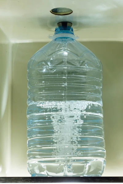 Gießen Von Wasser Die Flasche Mit Wasserspender — Stockfoto