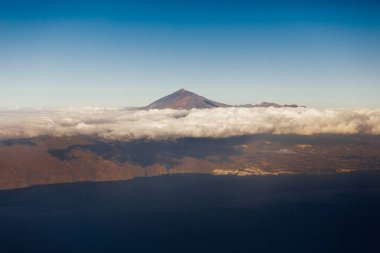 Tenerife Adası ve Mount Teide Yanardağı, havadan görünümü