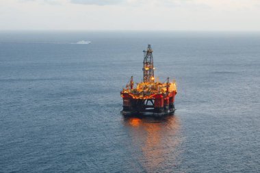 Offshore Petrol ve gaz platformu ile aydınlatma