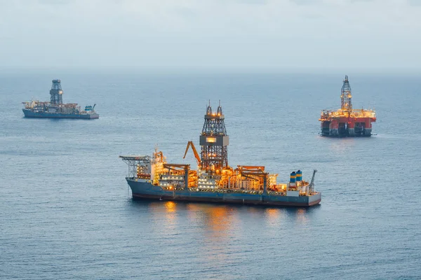 Offshore Ölplattform Und Gasbohrschiff Mit Beleuchtung — Stockfoto