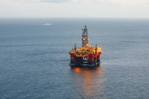 Offshore Olie Gasindustrie Platform Met Verlichting — Stockfoto