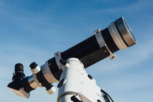 Astronomiska Teleskop Tube Blå Himmel Bakgrund — Stockfoto