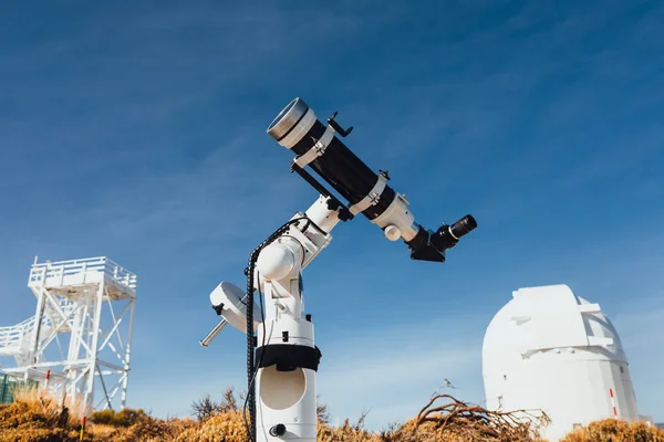 Tubo Telescopio Astronómico Edificio Cúpula Fondo Cielo Azul —  Fotos de Stock