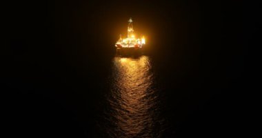 Offshore Petrol ve gaz de sıkıcı platformu geceleri