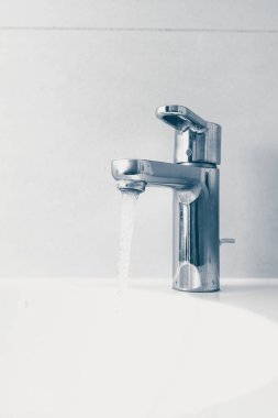 akan ile musluk su yıkama lavaboda