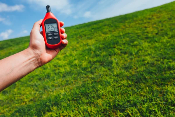 Taşınabilir Termometre Açık Hava Sıcaklığını Nemi Ölçüyor — Stok fotoğraf