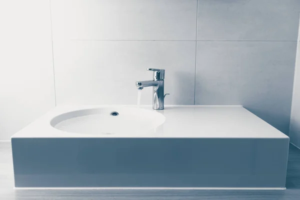 Wasserhahn Mit Fließendem Wasser Waschbecken — Stockfoto