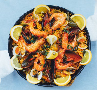 İspanyol deniz ürünleri paella, üstten görünüm