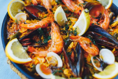 İspanyol deniz ürünleri paella, closeup görünümü