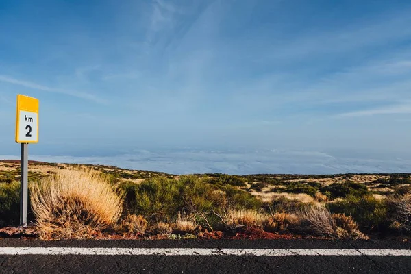 Oldalán Hegyi Road Blue Sky Clouds Háttér — Stock Fotó