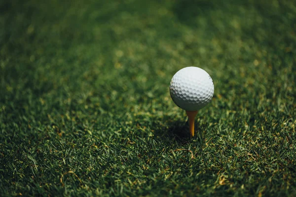 Golfboll Gul Tee Grönt Gräs Närbild Visa — Stockfoto