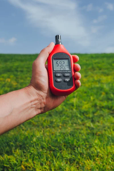 Portabel Termometer Handen Som Mäter Lufttemperatur Och Luftfuktighet Utomhus — Stockfoto