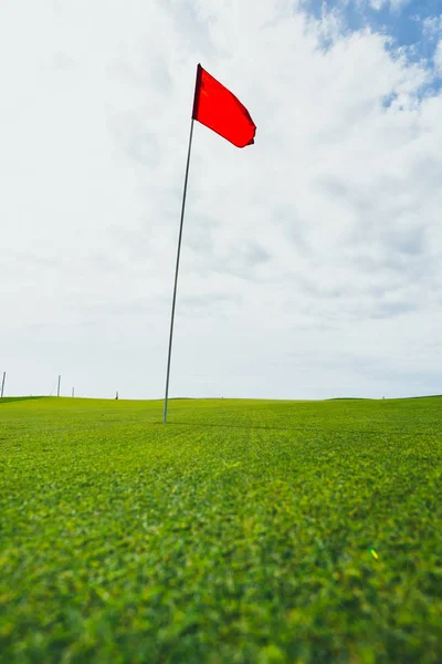 Grönt Gräs Golf Course Och Röda Nålen Flagga — Stockfoto