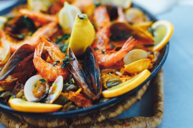 İspanyol deniz ürünleri paella, closeup görünümü