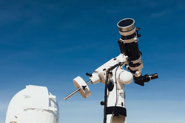 Tubo Telescopio Astronómico Edificio Cúpula Fondo Cielo Azul — Foto de Stock