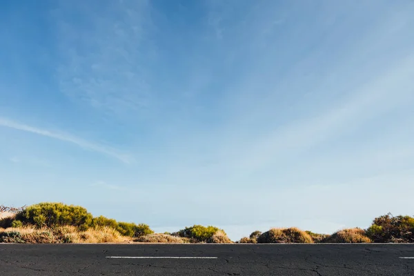 Oldalán Hegyi Road Kék Háttér — Stock Fotó