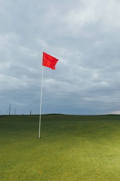 高尔夫球场和红色别针旗子 — 图库照片