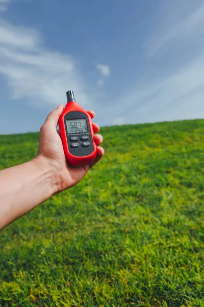 Termómetro Portátil Mano Que Mide Temperatura Humedad Del Aire Exterior —  Fotos de Stock