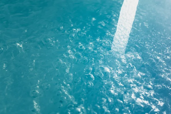 クローズ アップ ビューの泡と水の流れ — ストック写真