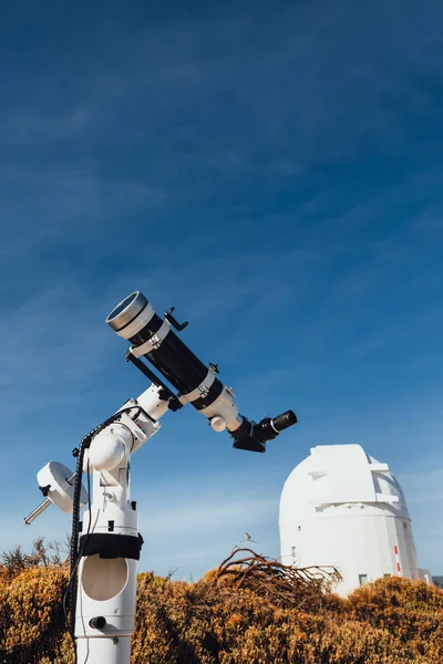 Télescope Astronomique Tube Dôme Bâtiment Fond Bleu Ciel — Photo