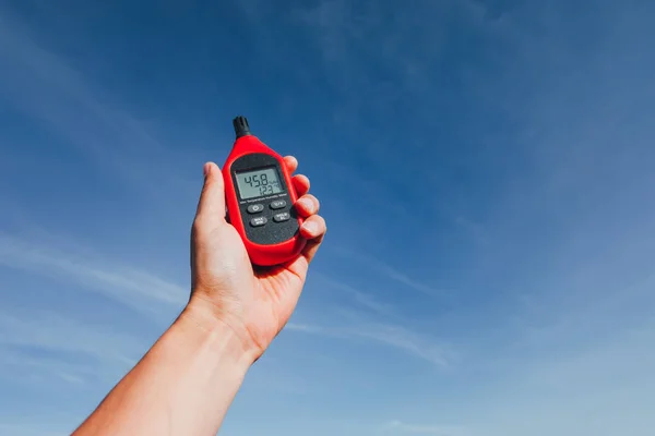 Tragbares Thermometer Der Hand Zur Messung Von Außentemperatur Und Luftfeuchtigkeit — Stockfoto